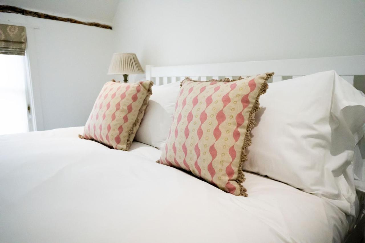The Three Hills Hotel Bartlow ภายนอก รูปภาพ