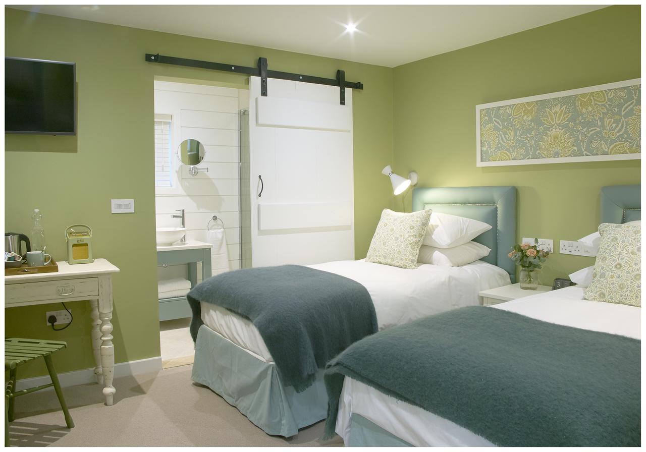 The Three Hills Hotel Bartlow ภายนอก รูปภาพ